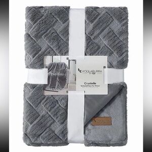Koolaburra by Ugg Crystelle Faux Fur Throw in Gray soft cozy